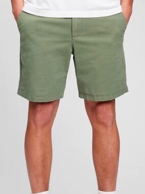 GAP Men's twig Green Flat Front Chino Short. 8 inch inseam. Size 36.